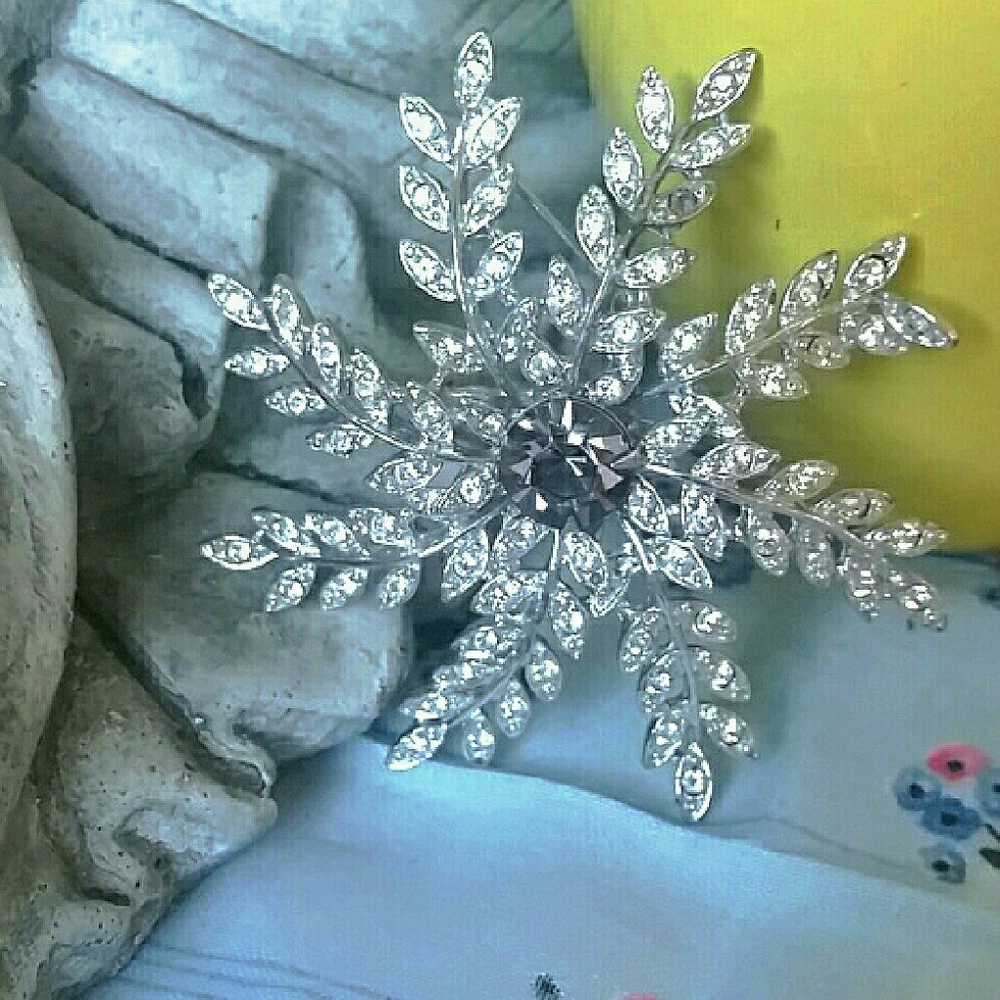 VINTAGE 1970's  SARAH COVENTRY BROOCH